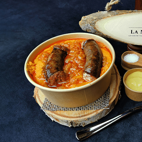 Haricots battus avec des saucisses