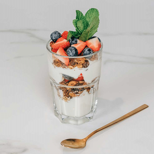 Granola & yoghurt (aardbei - bosbes)