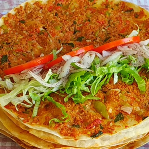 Lahmacun met gemengde salade