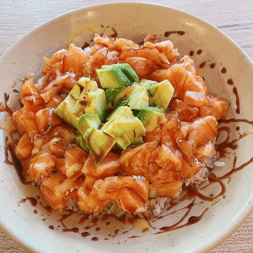 Donburi zalmtartaar avocado