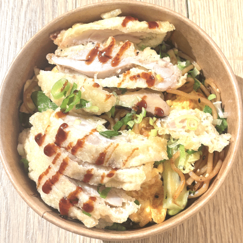 Yakisoba gepaneerde kip