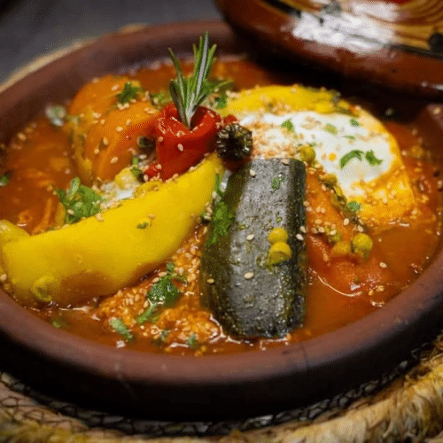Tajine d'agneau aux légumes, petits pois, feuilles d'artichauts