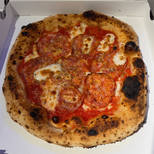 Pizza salami piquant