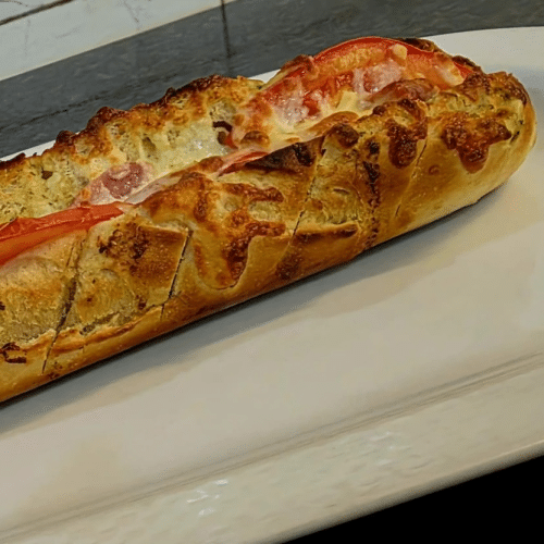 Lookbrood met ham, kaas en tomaten
