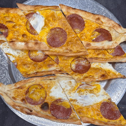 Pide met ei met sucuk