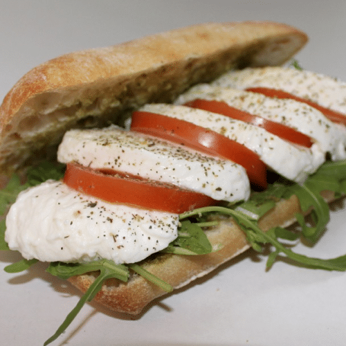 Groot broodje tomaat mozzarella