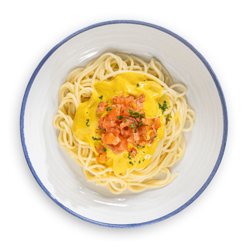 Pasta currysaus met gerookte zalm
