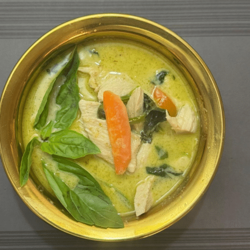 Green curry chicken (rice/naan)