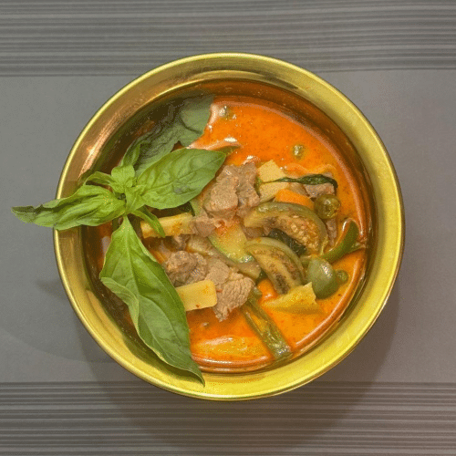 Red curry beef (rice/naan)