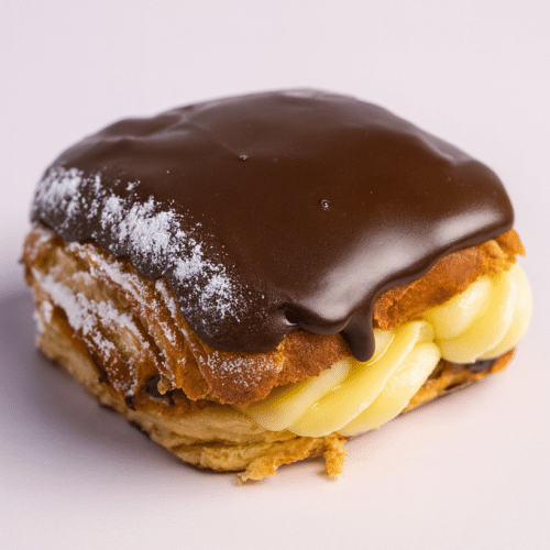 chocoladebroodje met pudding en chocolade