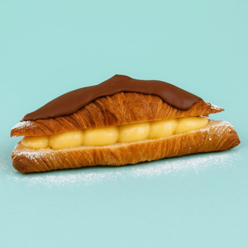Croissant met verse pudding en chocolade