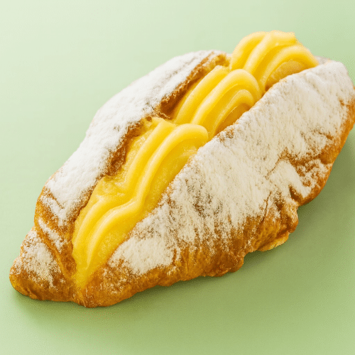 Croissant met verse pudding en suiker