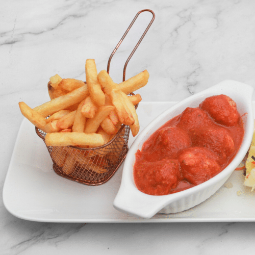 Balletjes in tomatensaus met friet