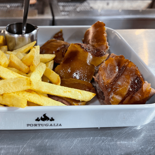 Cochon de lait avec chips