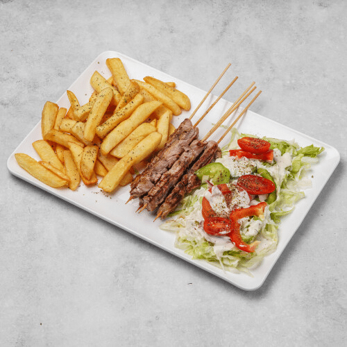 Plat 5 mini brochettes agneaux frite salade papou