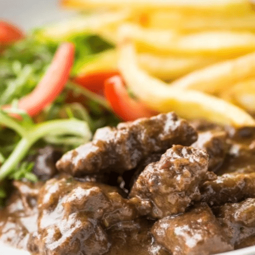 Huisgemaakte belgisch stoofvlees (met vers slaatje en frietjes)