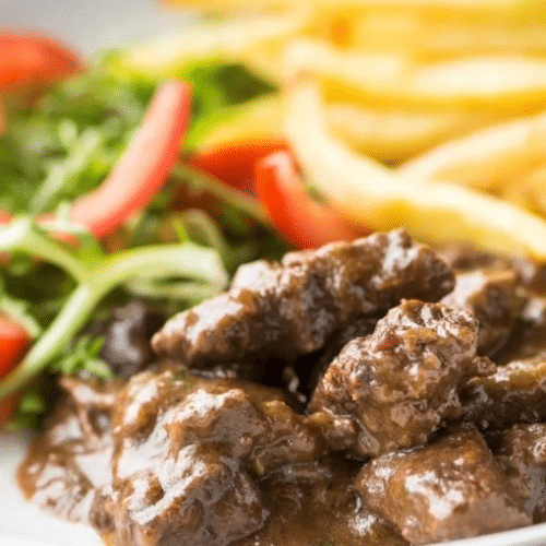 Huisgemaakte belgisch stoofvlees (met vers slaatje en frietjes)