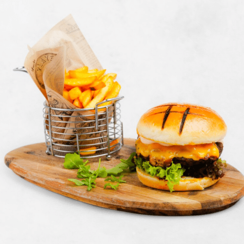 Krokante kipburger met frieten en cheddar kaas