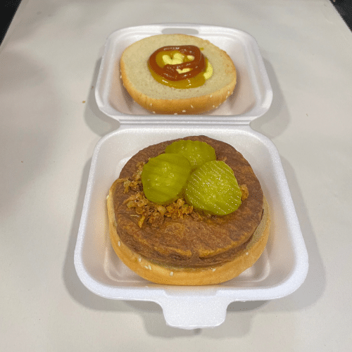 Bicky burger ( 3 Bicky sauzen, gedroogde ui, augurken)