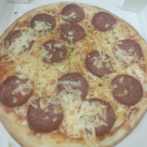 Pizza salami medium