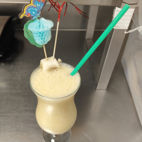 Smoothie mango, banaan en appelsiensap