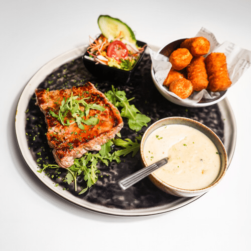 Schotel steak champignonsaus.