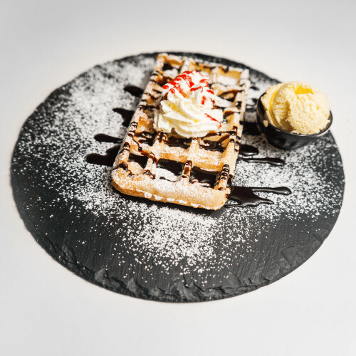Wafel met chocolade en ijs