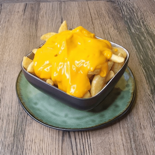 Friet met cheddar saus
