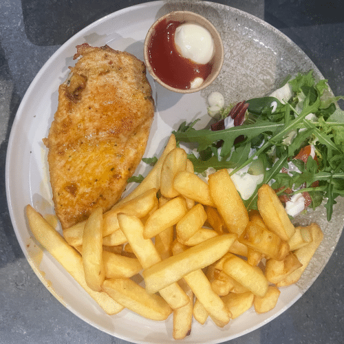 Kipfilet met friet salade