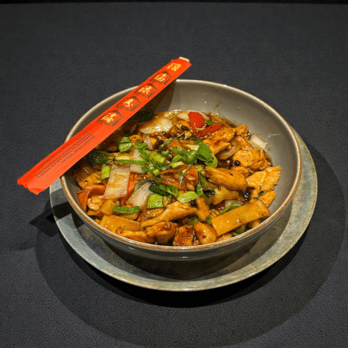 30. kip in zwarte bonensaus