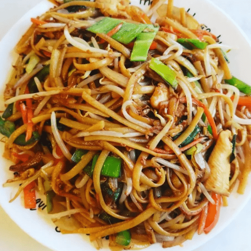 Bami met gefileerde kip