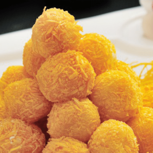 Gefrituurde kippenblokjes met zoetzure saus