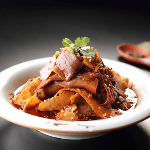 Gesneden rundvlees en bull gut pikante saus