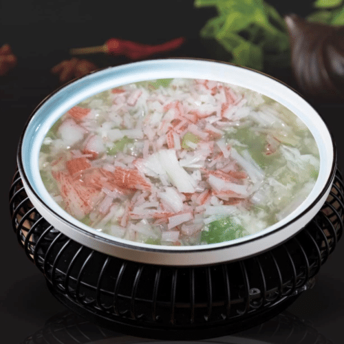 Sechium edule soep met garnalen en krabvlees