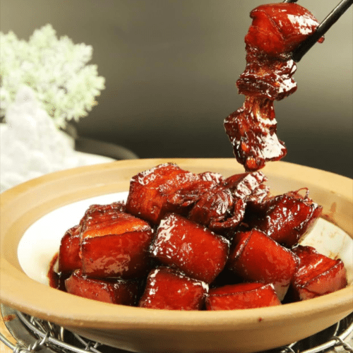 Speciaal gestoofd varkensvlees in bruine saus