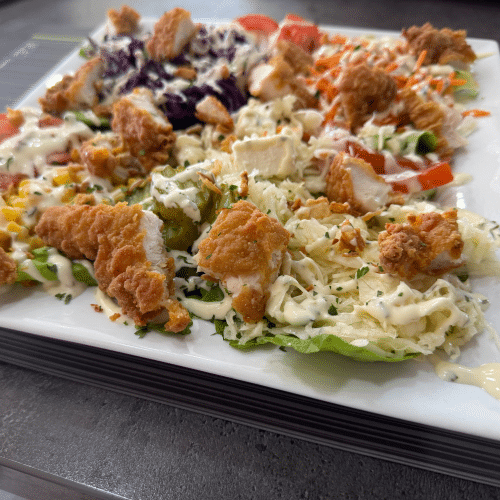 Salade mixte avec des tenders