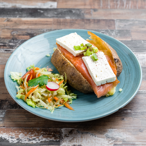 Kumpir gerookte zalm en feta kaas