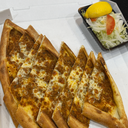 Kiymali pide (groot)