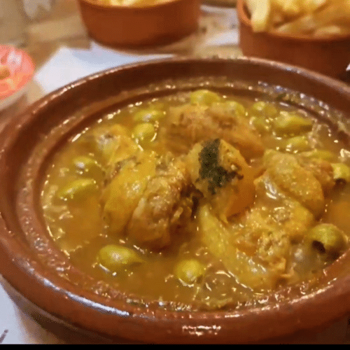 Tajine, kip en olijven