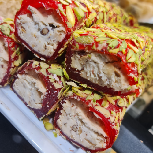 met pistachenoten bovenop en amandelcrème aan de binnenkant.