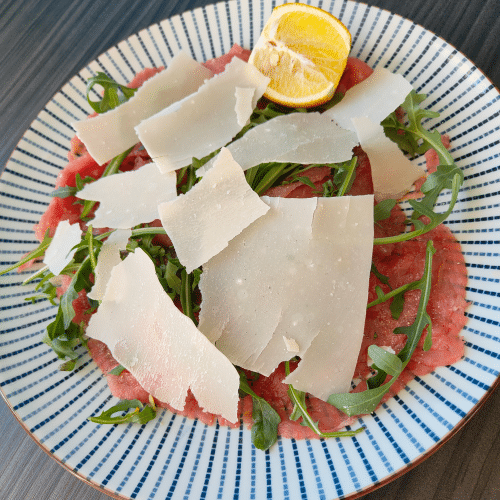 Carpaccio van verse rund met de mes gesneden