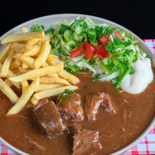 Stoofvlees groot met frietjes en slaatje