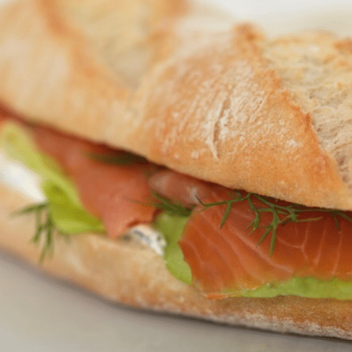 Broodje gerookte zalm ui