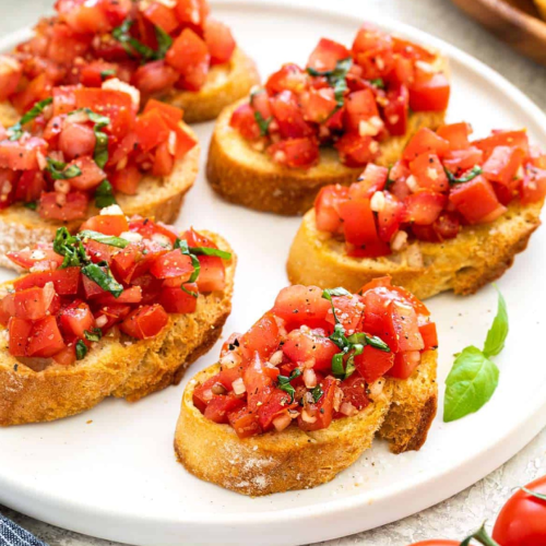 Bruschetta met tomaat en look