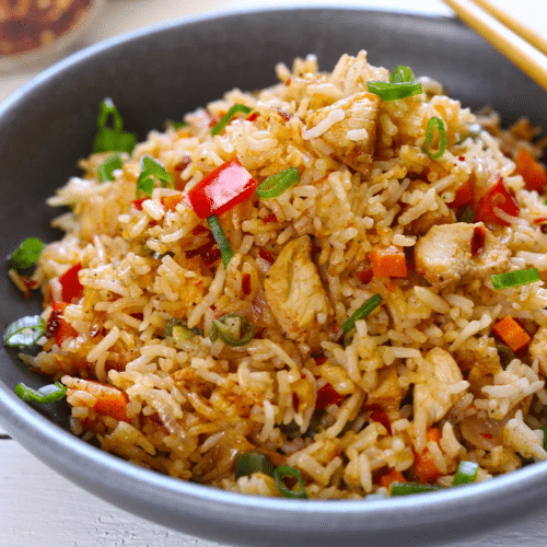 Gebakken rijst met groentjes en kip