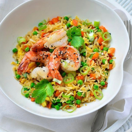 Gebakken rijst met groentjes en scampi