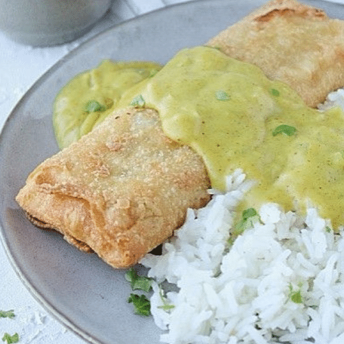 Loempia met kip en currysaus
