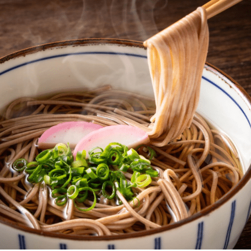 Soba (bruine) noodles soup