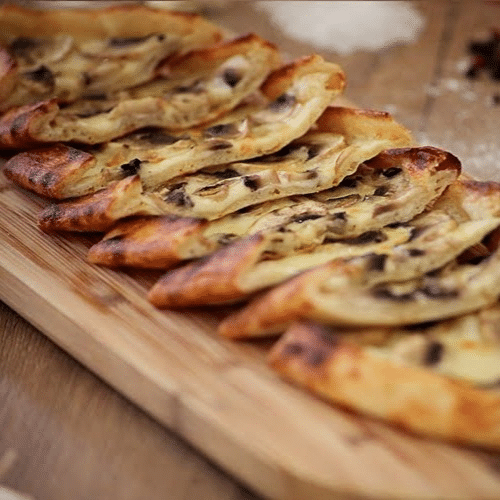 Mantarlı kaşarlı pide