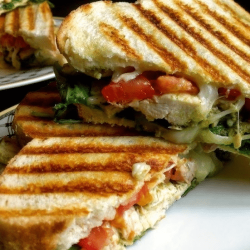 Toast kip met pesto en mozzarella